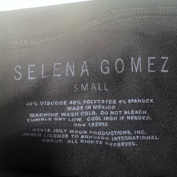 Selena Gomez Muscle Tank Top Size Small 2019 Revival Black Sleeveless Curved Hem - Picture 4 of 5